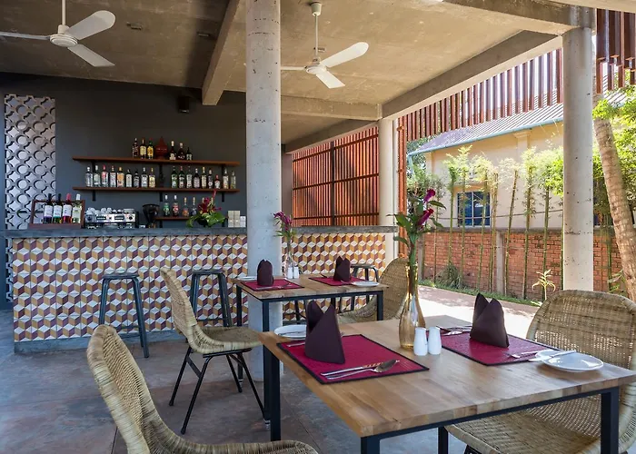 Hotel Sala Bai & Restaurant School 4*